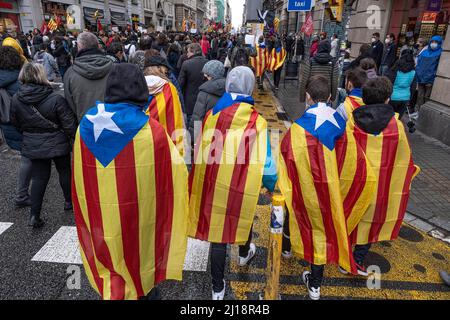 Barcelona, Spanien. 23. März 2022. Demonstranten, die mit Fahnen für die Unabhängigkeit Kataloniens gewickelt sind, werden während der Demonstration gesehen, die die katalanische Bildungsgemeinschaft auf die Straße geht, um gegen das Gerichtsurteil des Obersten Gerichtshofs von Katalonien (TSJC) zu protestieren, das die Anwendung einer Mindestquote von 25 % der verlangt Spanische Sprache in den Unterrichtsstunden der Bildungsschulen in Katalonien. Kredit: SOPA Images Limited/Alamy Live Nachrichten Stockfoto