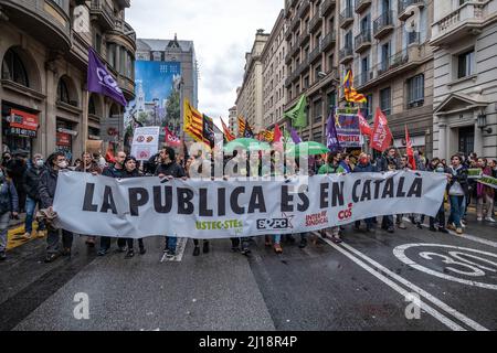 Barcelona, Spanien. 23. März 2022. Die Demonstranten halten während der Demonstration ein Transparent mit der Aufschrift öffentliche Schule auf Katalanisch. Die katalanische Bildungsgemeinschaft geht auf die Straße, um gegen das Gerichtsurteil des Obersten Gerichtshofs von Katalonien (TSJC) zu protestieren, das die Anwendung einer Mindestquote von 25 % der spanischen Sprache in den Unterrichtsstunden der Schulen in Katalonien verlangt. Kredit: SOPA Images Limited/Alamy Live Nachrichten Stockfoto