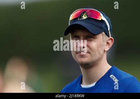 DURHAM CITY, GROSSBRITANNIEN. MÄR 23. Scott Borthwick von Durham schaut am Mittwoch, den 23.. März 2022, während des Matches der MCC University zwischen Durham UCCE und dem Durham County Cricket Club auf der Rennbahn in Durham City nach. (Kredit: Will Matthews | MI News) Kredit: MI News & Sport /Alamy Live News Stockfoto