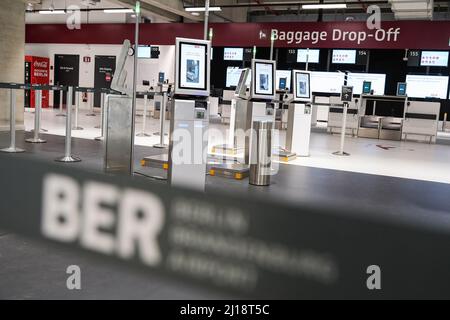 Schönefeld. 23. März 2022. Das Foto vom 23. März 2022 zeigt das Innere des Terminals 2 des Flughafens Berlin Brandenburg in Schönefeld. Das Terminal 2 des Flughafens Berlin Brandenburg wird am 24. März für die Öffentlichkeit zugänglich sein. Quelle: Stefan Zeitz/Xinhua/Alamy Live News Stockfoto