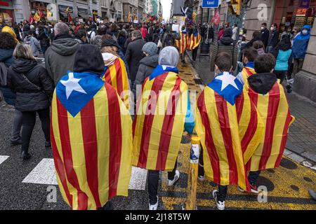 Barcelona, Spanien. 23. März 2022. Demonstranten, die mit Fahnen für die Unabhängigkeit Kataloniens gewickelt sind, werden während der Demonstration gesehen, die die katalanische Bildungsgemeinschaft auf die Straße geht, um gegen das Gerichtsurteil des Obersten Gerichtshofs von Katalonien (TSJC) zu protestieren, das die Anwendung einer Mindestquote von 25 % der verlangt Spanische Sprache in den Unterrichtsstunden der Bildungsschulen in Katalonien. (Foto von Paco Freire/SOPA Images/Sipa USA) Quelle: SIPA USA/Alamy Live News Stockfoto