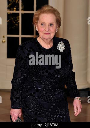 Washington, Vereinigte Staaten Von Amerika. 18. Januar 2011. Die ehemalige US-Außenministerin Madeleine Albright kommt am Mittwoch, den 19. Januar 2011, zum Staatsessen zu Ehren des chinesischen Präsidenten Hu Jintao im Weißen Haus in Washington, DC an. Kredit: Ron Sachs/CNP/Sipa USA.(BESCHRÄNKUNG: KEINE New York oder New Jersey Zeitungen oder Zeitungen innerhalb eines 75 Meilen Radius von New York City) Gutschrift: SIPA USA/Alamy Live News Stockfoto