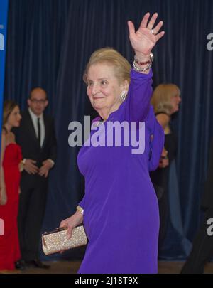 Washington, Vereinigte Staaten Von Amerika. 03.. Mai 2014. Die ehemalige US-Außenministerin Madeleine Albright kommt am Samstag, den 3. Mai 2014, zum Jahresessen der Korrespondenten-Vereinigung des Weißen Hauses 2014 im Washington Hilton Hotel an.Quelle: Ron Sachs/CNP/Sipa USA (EINSCHRÄNKUNG: KEINE Zeitungen oder Zeitungen in New York oder New Jersey im Umkreis von 75 km von New York City) Credit: SIPA USA/Alamy Live News Stockfoto