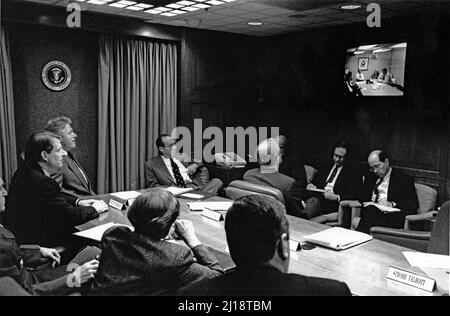 Der US-Präsident Bill Clinton trifft sich am 25. September 1995 im Situationsraum des Weißen Hauses in Washington, DC, mit seinen wichtigsten außenpolitischen Beratern zum Thema Bosnien. Von unten von links nach rechts sitzen: George Tenet, amtierender Direktor der CIA; Alice Rivlin, Direktorin des Büro für Management und Haushalt; General Charles Krulak, amtierender Vorsitzender der Joint Chiefs of Staff und Kommandant des United States Marine Corps; US-Vizepräsident Al Gore; Der Präsident; US-Verteidigungsminister William Perry; nationaler Sicherheitsberater Anthony Lake; Sandy Vershbow, Spec Stockfoto