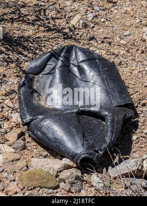 Nicht reflektierender schwarzer Wasserkrug, der von Schmuggler oder illegalen Einwanderern, Milton Mine Trail, Organ Pipe Cactus National Monument, Arizona, verwendet wird. Stockfoto
