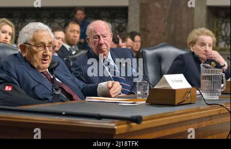 Von links nach rechts: Dr. Henry A. Kissinger, Vorsitzender von Kissinger Associates und ehemaliger United States Secretary Of State (unter Präsident Richard M. Nixon und Präsident Gerald R. Ford); Dr. George P. Shultz, Thomas W. und Susan B. Ford Distinguished Fellow Hoover Institution, Stanford University und ehemaliger United States Secretary Of State (unter Präsident Ronald Reagan); und Dr. Madeleine K. Albright, Stuhl, National Democratic Institute und ehemaliger United States Secretary Of State (unter Präsident Bill Clinton); Geben Sie Zeugnis vor dem United States Senate Committee auf Armed Services Konze Stockfoto