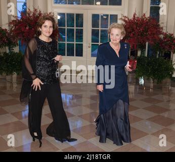 Washington, Vereinigte Staaten Von Amerika. 25. September 2015. Die ehemalige Staatssekretärin Madeleine Albright und Alice Albright treffen am Freitag, dem 25. September 2015, zum Staatsessen des chinesischen Präsidenten Xi und Madame Peng Liyuan im Weißen Haus in Washington, DC, ein. Bild: Chris Kleponis/CNP/Sipa USA Bild: SIPA USA/Alamy Live News Stockfoto