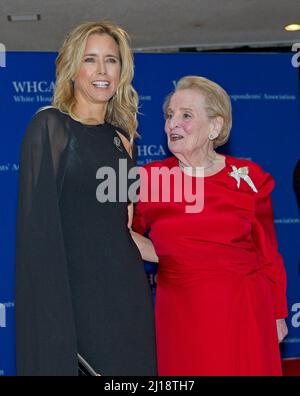 Washington, Vereinigte Staaten Von Amerika. 25. April 2015. Tea Leoni, Linke und ehemalige US-Außenministerin Madeleine Albright kommt am Samstag, den 25. April 2015, zum Jahresessen der White House Correspondenten Association 2015 im Washington Hilton Hotel an.Quelle: Ron Sachs/CNP/Sipa USA Quelle: SIPA USA/Alamy Live News Stockfoto