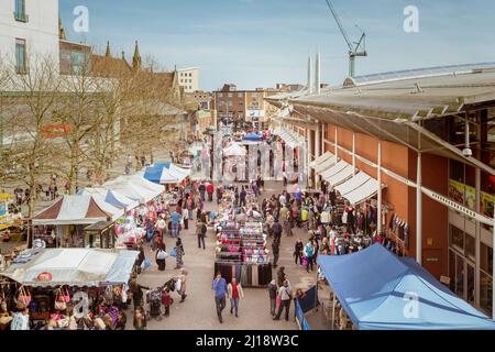 Massen von Einkäufern, die sich gerne an den Ständen des Birmingham Rag Market umsehen. Stockfoto