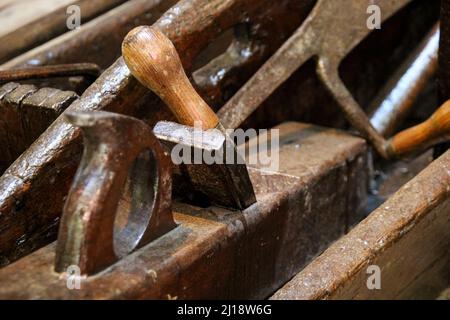 Altes Zimmermannsflugzeug aus einer Vintage-Werkstatt Stockfoto