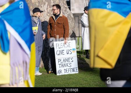 Ukrainer und Anhänger der Ukraine haben sich in London versammelt, um gegen die russische Invasion in der Ukraine zu protestieren. Stockfoto