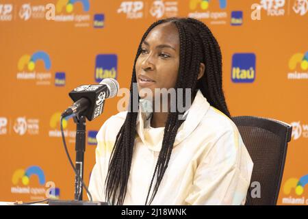 Miami Gardens, Usa. 23. März 2022. Coco Gauff spricht mit den Medien während der Miami Open im Hard Rock Stadium in Miami Gardens, Florida, Mittwoch, 23. März 2022. Foto von Gary i Rothstein/UPI Credit: UPI/Alamy Live News Stockfoto