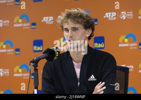 Miami Gardens, Usa. 23. März 2022. Alexander Zverev spricht mit den Medien während der Miami Open im Hard Rock Stadium in Miami Gardens, Florida, Mittwoch, 23. März 2022. Foto von Gary i Rothstein/UPI Credit: UPI/Alamy Live News Stockfoto