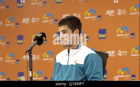 Miami Gardens, Usa. 23. März 2022. Carlos Alcaraz spricht mit den Medien während der Miami Open im Hard Rock Stadium in Miami Gardens, Florida, am Mittwoch, 23. März 2022. Foto von Gary i Rothstein/UPI Credit: UPI/Alamy Live News Stockfoto