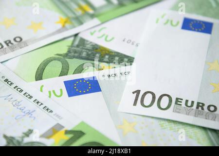 Europäisches Geld in Banknoten von 100 Euro. Euro-Währungsbanknoten Hintergrund. Nahaufnahme. Stockfoto