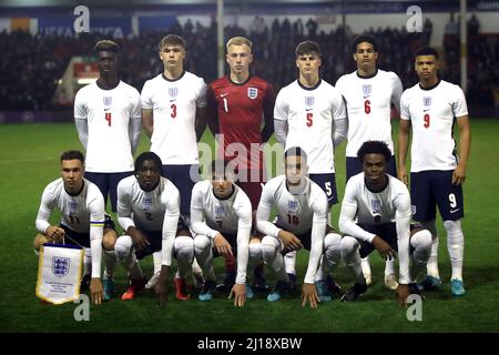 (Von links nach rechts, von hinten nach vorne) Englands Timothy Iroegbunam, Callum Doyle, Torwart Matthew Cox, Ronnie Edwards, Jarell Quansah, Dane Scarlett, Harvey Vale, Brooke Norton-Cuffy, Alfie Devine, Aaron Ramsey, Und Carney Chuckwuemeka stehen vor dem UEFA-Spiel der U-19-Europameisterschaft 2022 zur Qualifikation der Elite-Runde im Banks's Stadium, Walsall, an. Bilddatum: Mittwoch, 23. März 2022. Stockfoto