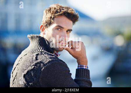 Er lässt lässig gut aussehen. Aufnahme eines hübschen jungen Mannes, der einen Tag im Freien verbringt. Stockfoto
