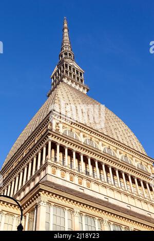 Die spektakuläre Kuppel von Mole Antonelliana, dem wichtigsten Wahrzeichen der Stadt Turin (Turin), die heute das Nationalmuseum für Kino beherbergt. Stockfoto