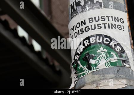 Ein gewerkschaftlicher Plakat ist auf einem Lampenmast vor dem Broadway- und Denny-Standort von Starbucks im Viertel Capitol Hill in Seattle zu sehen. Der Starbucks Store stimmte am 22. März für die gewerkschaftliche Organisierung und damit für die erste erfolgreiche gewerkschaftliche Organisierung an einem Starbucks Standort in der Heimatstadt der Kaffeekette. Stockfoto