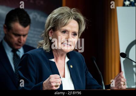 Washington, USA, 23.. März 2022. 23. März 2022 - Washington, DC, Vereinigte Staaten: US-Senatorin Cindy Hyde-Smith (R-MS) sprach auf einer Pressekonferenz, auf der die Republikaner im Senat den Benzinpreis diskutierten. (Foto: Michael Brochstein/Sipa USA) Quelle: SIPA USA/Alamy Live News Stockfoto