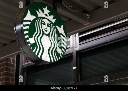 Seattle, Usa. 23. März 2022. Starbucks-Logo im Viertel Capitol Hill in Seattle, das zur Gewerkschaftsanierung gewählt wurde. Der Starbucks Store stimmte am 22. März für die gewerkschaftliche Organisierung und damit für die erste erfolgreiche gewerkschaftliche Organisierung an einem Starbucks Standort in der Heimatstadt der Kaffeekette. (Foto von Toby Scott/SOPA Images/Sipa USA) Quelle: SIPA USA/Alamy Live News Stockfoto