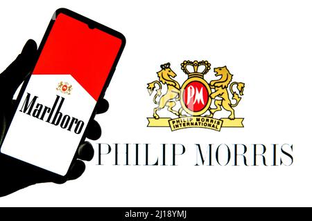 In dieser Abbildung ist ein Marlboro-Logo auf einem Smartphone mit einem Philip Morris International-Logo im Hintergrund zu sehen. Stockfoto