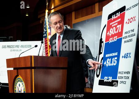 Washington, DC, USA. 23. März 2022. 23. März 2022 - Washington, DC, Vereinigte Staaten: US-Senator MIKE CRAPO (R-ID) spricht auf einer Pressekonferenz, auf der die Republikaner des Senats den Benzinpreis diskutierten. (Bild: © Michael Brochstein/ZUMA Press Wire) Bild: ZUMA Press, Inc./Alamy Live News Stockfoto