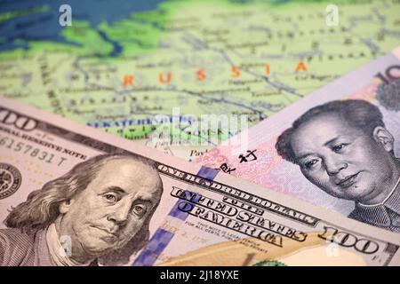Chinesischer Yuan und US-Dollar auf der Karte von Russland. Konzept der wirtschaftlichen Zusammenarbeit zwischen Peking und Moskau während des amerikanischen Sanktionskonflikts Stockfoto