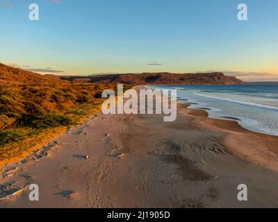 Schöne Luftaufnahme eines Sonnenuntergangs in Naranjo Beach - Witch Rock Costa Rica Stockfoto