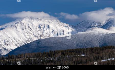 Mitten im Winter auf dem 13.307 Fuß hohen James Peak im Norden von Central Colorado. Die Bergkette liegt am Arapahoe National Forest in North Central Colorado. Stockfoto