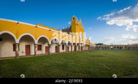 Kirche und Kloster in Izamal, Yucatan, Mexiko, Gelbe Stadt im spanischen Kolonialstil, Convento de San Antonio auf der Halbinsel Yucatan Stockfoto