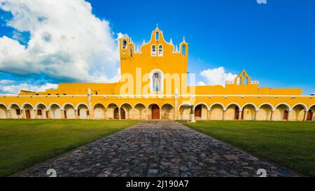 Kirche und Kloster in Izamal, Yucatan, Mexiko, Gelbe Stadt im spanischen Kolonialstil, Convento de San Antonio auf der Halbinsel Yucatan Stockfoto