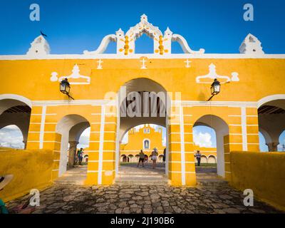 Kirche und Kloster in Izamal, Yucatan, Mexiko, Gelbe Stadt im spanischen Kolonialstil, Convento de San Antonio auf der Halbinsel Yucatan Stockfoto