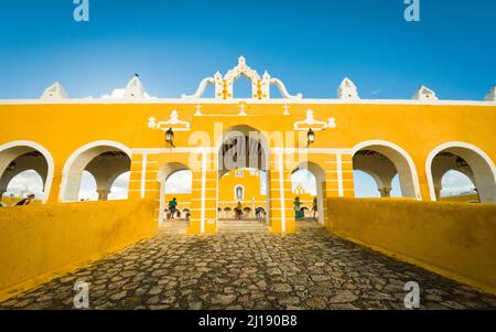 Kirche und Kloster in Izamal, Yucatan, Mexiko, Gelbe Stadt im spanischen Kolonialstil, Convento de San Antonio auf der Halbinsel Yucatan Stockfoto