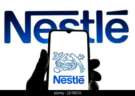 Spanien. 23. März 2022. In dieser Abbildung ist ein Nestle-Logo auf einem Smartphone mit einem Nestle-Logo im Hintergrund zu sehen. (Foto von Thiago Prudencio/SOPA Images/Sipa USA) Quelle: SIPA USA/Alamy Live News Stockfoto