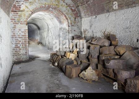 Der versteckte Tunnel Air RAID Shelter mit Baumstämmen darin Stockfoto