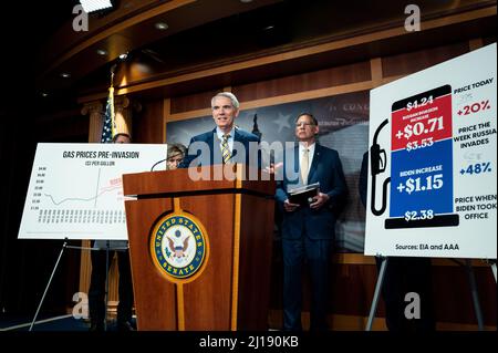 Washington, DC, USA. 23. März 2022. 23. März 2022 - Washington, DC, Vereinigte Staaten: US-Senator ROB PORTMAN (R-OH) sprach auf einer Pressekonferenz, auf der die Republikaner des Senats den Benzinpreis diskutierten. (Bild: © Michael Brochstein/ZUMA Press Wire) Bild: ZUMA Press, Inc./Alamy Live News Stockfoto