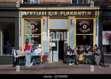 Kunden außerhalb der Patisserie Florentin in Stockbridge, Edinburgh, Schottland, Großbritannien sitzen. Stockfoto