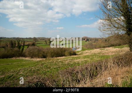 Blick auf das Cheshire-Dorf Church Minshull vom Middlewich-Zweig des Shropshire Union-Kanals, NW UK Stockfoto