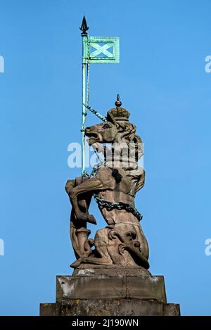 Steineinhorn mit Saltire am Pfosten des Holyrood Palace an der Royal Mile, Edinburgh, Schottland, Großbritannien. Stockfoto