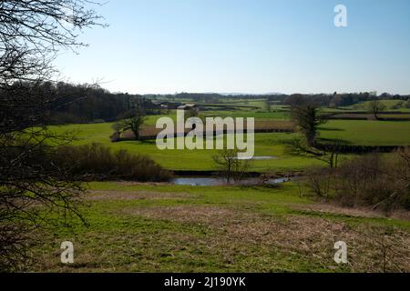 Blick auf das Cheshire-Dorf Church Minshull vom Middlewich-Zweig des Shropshire Union-Kanals, NW UK Stockfoto