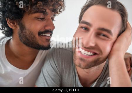 Junger romantischer Inder, der seinen Freund bewundert Stockfoto