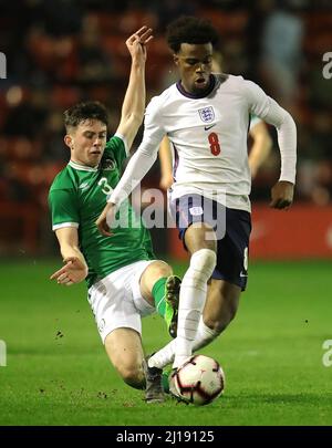 Sean Roughan Curtin (links) aus der Republik Irland foult die Engländerin Carney Chuckwuemeka während des UEFA-Spiels der U-19-Europameisterschaft im Qualifying Elite Round 2022 im Banks's Stadium, Walsall. Bilddatum: Mittwoch, 23. März 2022. Stockfoto