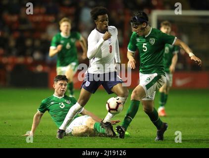 Sean Roughan Curtin (links) aus der Republik Irland foult die Engländerin Carney Chuckwuemeka während des UEFA-Spiels der U-19-Europameisterschaft im Qualifying Elite Round 2022 im Banks's Stadium, Walsall. Bilddatum: Mittwoch, 23. März 2022. Stockfoto