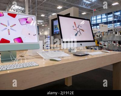 Bellevue, WA USA - ca. Dezember 2021: Abgewinkelte Ansicht eines iMac-Displays in einem Best Buy Elektronikgeschäft. Stockfoto