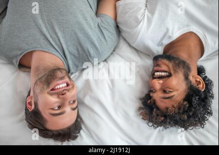 Glücklich Gay paar liegen im Schlafzimmer Stockfoto