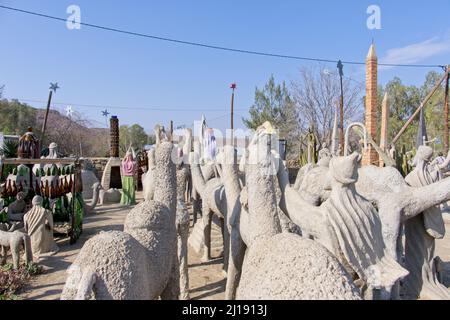 Nieu-Bathesda, Südafrika - 11. September 2019 Zementskulpturen der Weisen auf Kamelen, die nach Mekka zeigen, von Helen Martin im berühmten Owl House Stockfoto