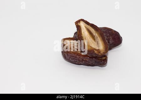 Datum der getrockneten Teilung. Getrocknete Datteln isoliert auf weißem Hintergrund. Ramadan-Essen Stockfoto