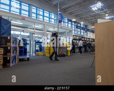 Bellevue, WA USA - circa Dezember 2021: Ansicht einer afroamerikanischen Frau, die in ein Best Buy Elektronikgeschäft eintritt. Stockfoto