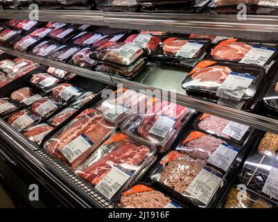 Kirkland, WA USA - ca. Januar 2022: Schräge Ansicht von köstlichem, frischem Fleisch in einem PCC-Lebensmittelgeschäft. Stockfoto